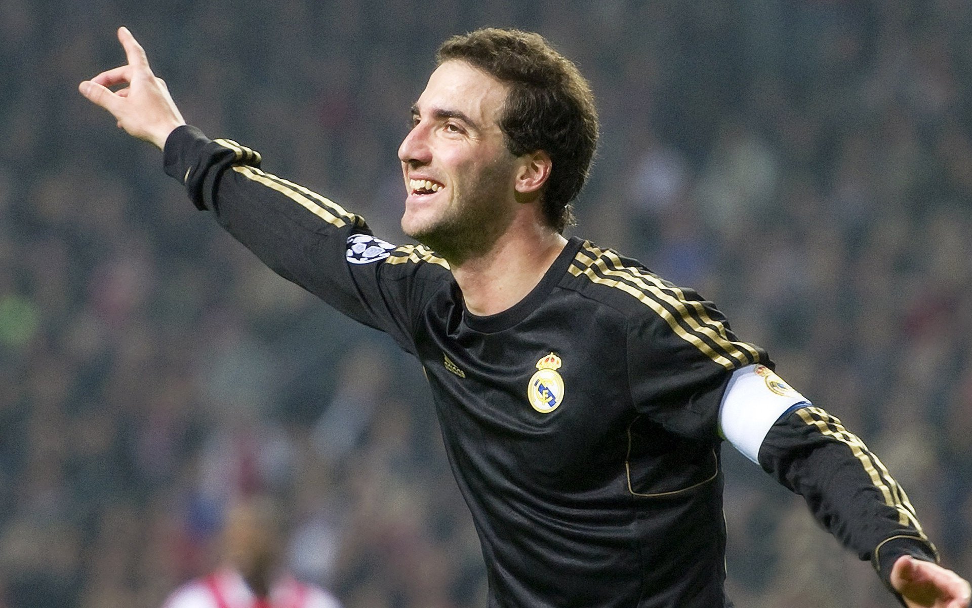 中国足球联赛打造高频赛后球迷访谈节目,记者采访中国足球球迷